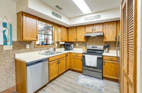 Sunset Beach House | Cozy Home w/Fenced Backyard in Sunset Beach!