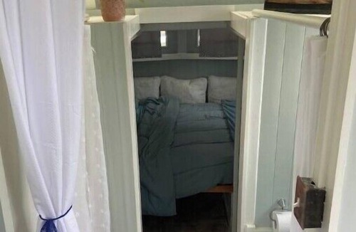 Kealakekua Bed & Breakfast | Cozy jungle boat hideaway with stunning ocean view TA-154-746-2656-01