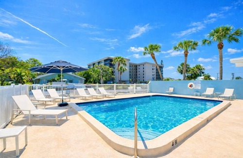 Sarasota Cottage | Cozy Lido Key Bungalow by Pool & Beach