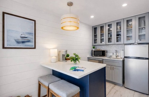 Sarasota Cottage | Cozy Lido Key Studio Steps to Beach & Kayaking