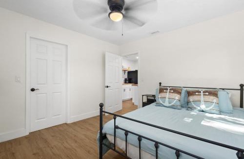 West Bradenton House | Cozy Near AMI Patio BBQ TV