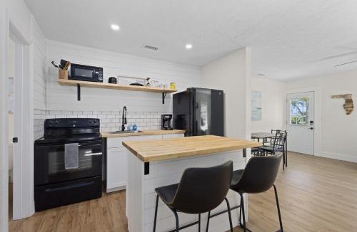 West Bradenton House | Cozy Near AMI Patio BBQ TV