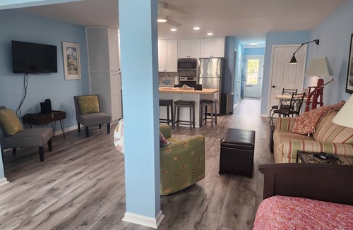 Little River Condo | Cozy Pool side Condo, 5 min from the beach!