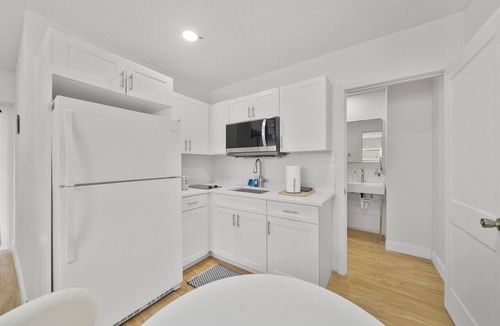 Carrollwood Apartment | Cozy Private Studio: Queen Bed + Full Kitchen