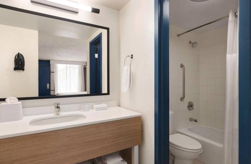 Sarasota Hotel | Cozy Room w/Free Breakfast & Pool, Minutes from Siesta Beach, Parking