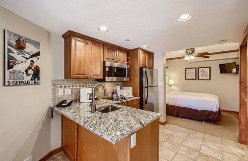 Peak 9 Apartment | Cozy Ski-In/Out Studio In Building 4 | Kitchen | Hot Tubs, Dog Friendly