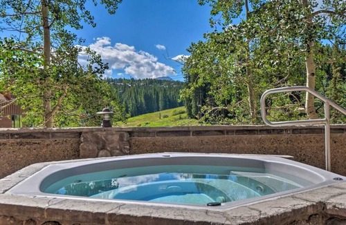 Peak 9 Apartment | Cozy Ski-In/Out Studio In Building 4 | Kitchen | Hot Tubs, Dog Friendly