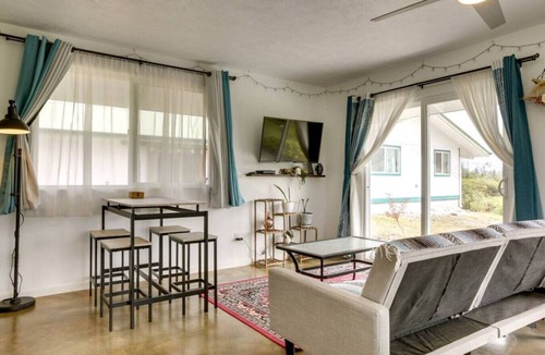 Keaau Cabin | Cozy Space - 1 Mi to Ocean!