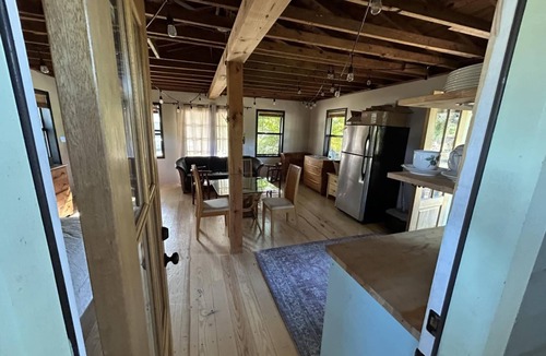 Vamo Apartment | Cozy studio in vibrant Sarasota, steps from Siesta waters, AC, WiFi