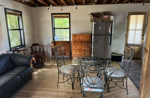 Vamo Apartment | Cozy studio in vibrant Sarasota, steps from Siesta waters, AC, WiFi