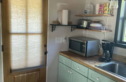 Vamo Apartment | Cozy studio in vibrant Sarasota, steps from Siesta waters, AC, WiFi