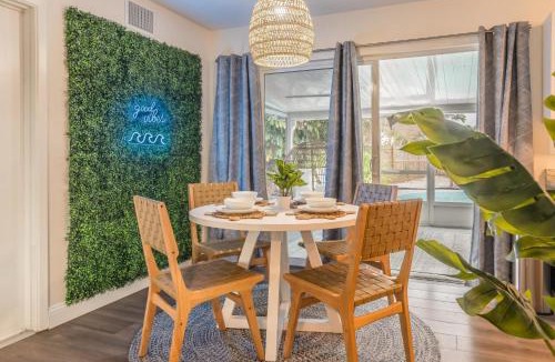 Walsingham House | Cozy tropical house w pool & tiki patio