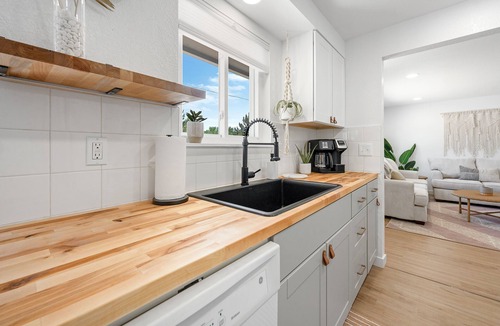 Hillcrest House | Cozy & Updated 2 Bedroom Townhouse Near it All! BSU, Airport, DT & More!
