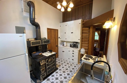 Lyons Cabin | Creekside cabin
