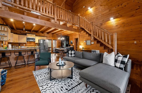 Wears Valley Cabin | Creekside Log Cabin with Hot Tub in Smoky Mountain. Easy access no steep hill.
