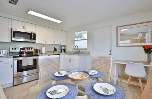 South Gate Ridge House | Cute 2 bedroom home close to it all.