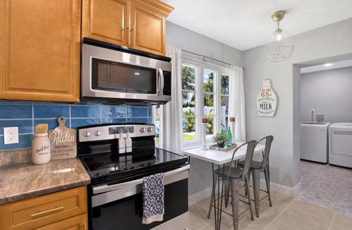 Sun Bay South House | Cutest House on the block Central to downtown and the best beaches!