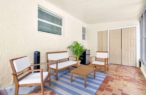 Gulfport House | Discounted long stays- Located near St Pete beaches, downtown Gulfport