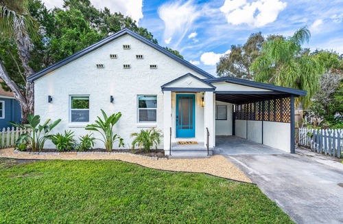 Gulfport House | Discounted long stays- Located near St Pete beaches, downtown Gulfport