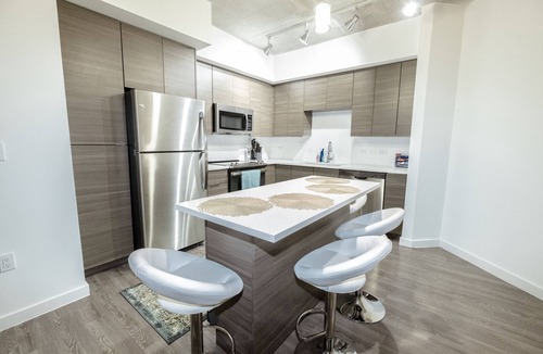 Hyde Park Condo | Disinfected unit. 5 min walk to UT. King bed.