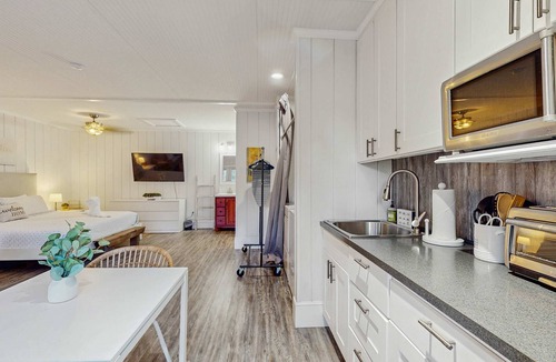 South Seminole Heights House | Dog friendly cottage near downtown Tampa and attractions with central AC and WD