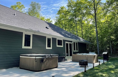 Egg Harbor House | Door Co 4 Master Suite Home - Sleeps 12 - Hot Tub!