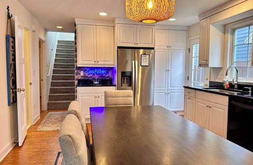 The Pines House | Downtown 6-bedrooms Pet friendly house&cottage, rooftop deck Offseasondiscounts