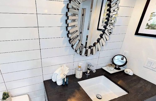 Downtown Apartment | Downtown Location! Newly Renovated - Steps to Restaurants & More! High-end Decor
