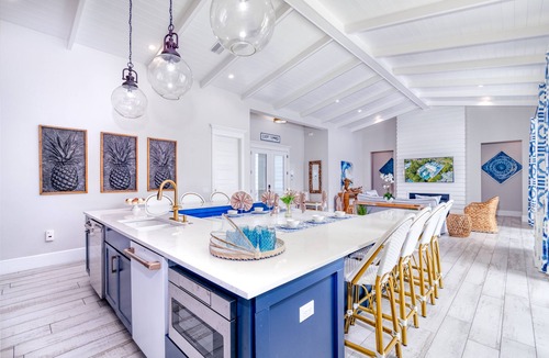 Saint Armands Key House | Dream Island | Walk to Lido Beach, Heated Pool & Spa, Pet Friendly Coastal Home