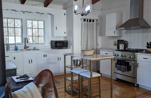 Lake Waccamaw House | Dreamy Cottage right on the Lake, Dog Friendly!