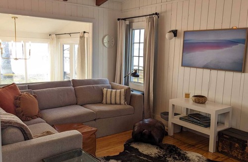Lake Waccamaw House | Dreamy Cottage right on the Lake, Dog Friendly!