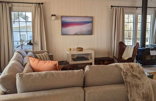 Lake Waccamaw House | Dreamy Cottage right on the Lake, Dog Friendly!