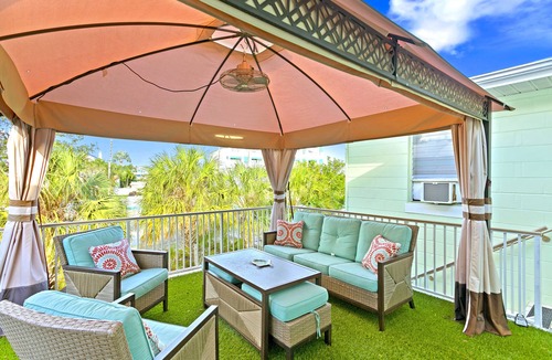 Treasure Island House | easy access to beach, large family retreat, huge outdoor area