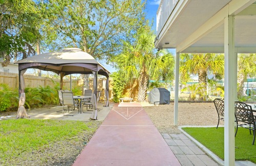 Treasure Island House | easy access to beach, large family retreat, huge outdoor area