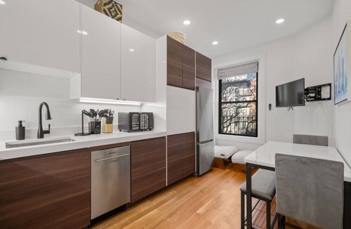Fenway–Kenmore Apartment | Elegant 1BR Plus: City Views + King and pull out Queen| Suite 5