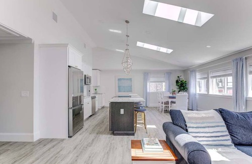 Yachting Village Apartment | Elegant Thames St. Loft w/View of Town and Harbor