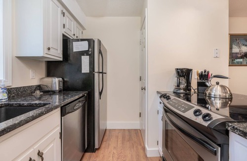 West Hartford Condo | End-Unit Condo with Pool & Gym, Windsor Village