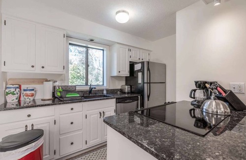 West Hartford Condo | End-Unit Condo with Pool & Gym, Windsor Village