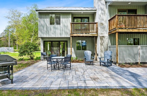 West Hartford Condo | End-Unit Condo with Pool & Gym, Windsor Village