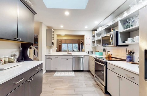 West Hartford House | End unit townhome near golf & ski - walk to Quechee Club - views & fireplace