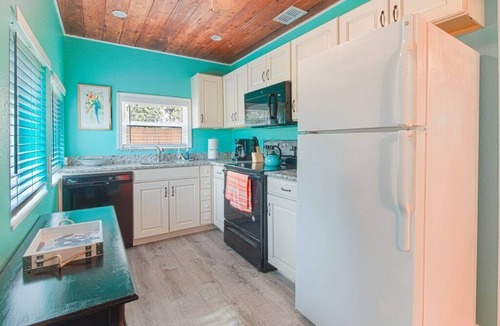 Englewood House | Englewood Cottage - 2 Bedrooms - 5 minutes from beach!