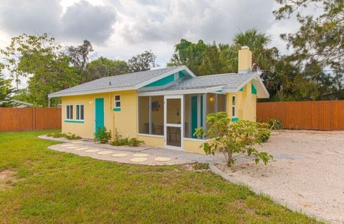Englewood House | Englewood Cottage - 2 Bedrooms - 5 minutes from beach!