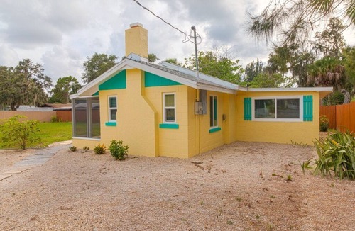 Englewood House | Englewood Cottage - 2 Bedrooms - 5 minutes from beach!