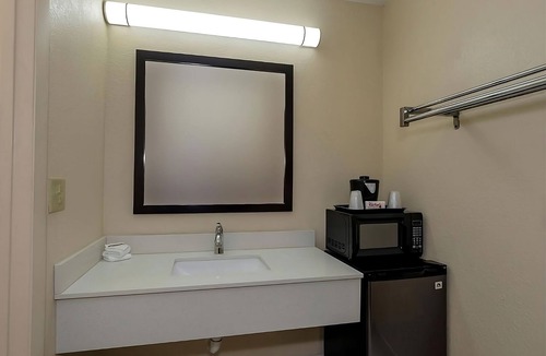 Ellenton Hotel | Enjoy a Hassle-Free and Suiting Stay! Pet-friendly, Outdoor Pool, Free Parking!