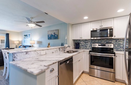 Siesta Key Condo | Enjoy coastal living in this spacious 2/2 Bayside condo in Sarasota.