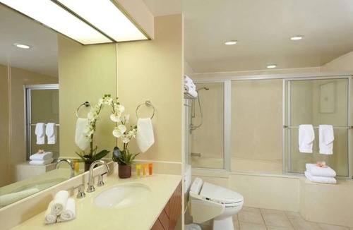Waikiki Hotel | Enjoy Complimentary Breakfast | 3 Relaxing Rooms | Outdoor Pool