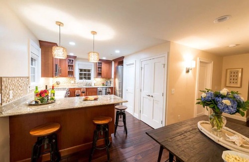 Fifth Ward Condo | Enjoy Sunsets Over Newport Harbor From A Large Roof Deck