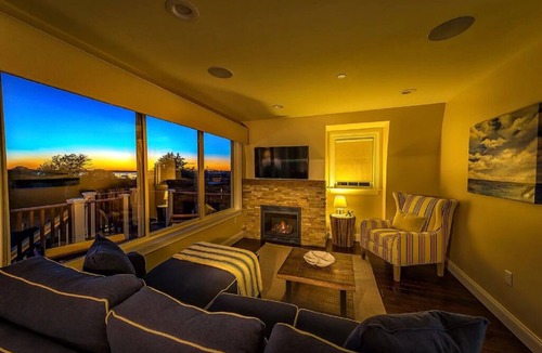Fifth Ward Condo | Enjoy Sunsets Over Newport Harbor From A Large Roof Deck