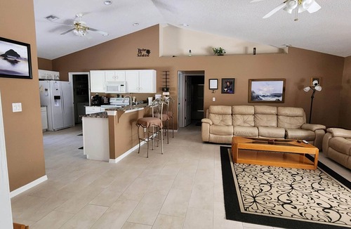 Groveland House | Enjoy your vacation in spacious private accommodation in Comfort Peace & Privacy