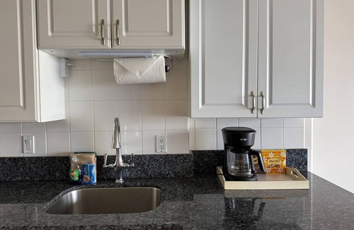 Waikiki Apartment | Enjoyable 1-bedroom condo with AC in charming Honolulu